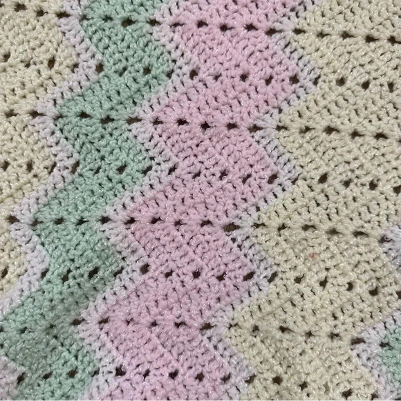 Beautiful Knit Patterned with Pink, Yellow & Mint with Silver Baby Blanket GUC - Picture 3 of 7